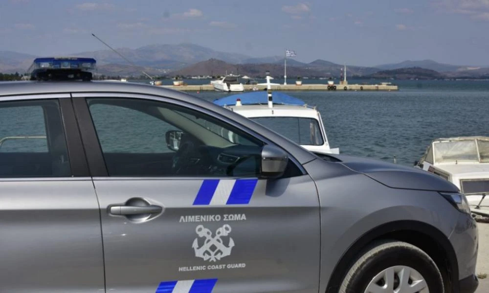 Ραφήνα: Νεαροί «παίζουν» με ασυνόδευτο περιπολικό του Λιμενικού - Δείτε βίντεο